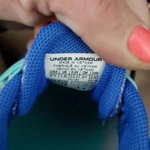 Size 2 y under armour tennis shoes